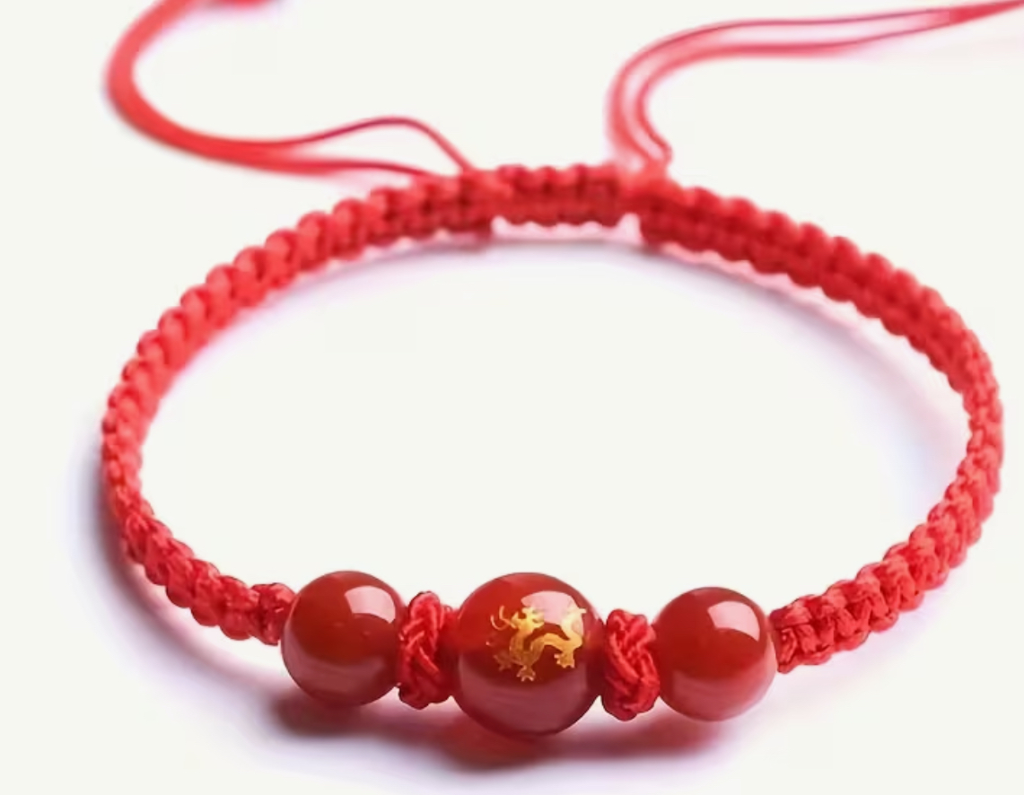 Fonott, piros karkötő Ló szimbólummal